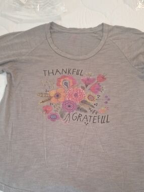 NATURAL LIFE Gray Floral "Thankful & Grateful" Tee